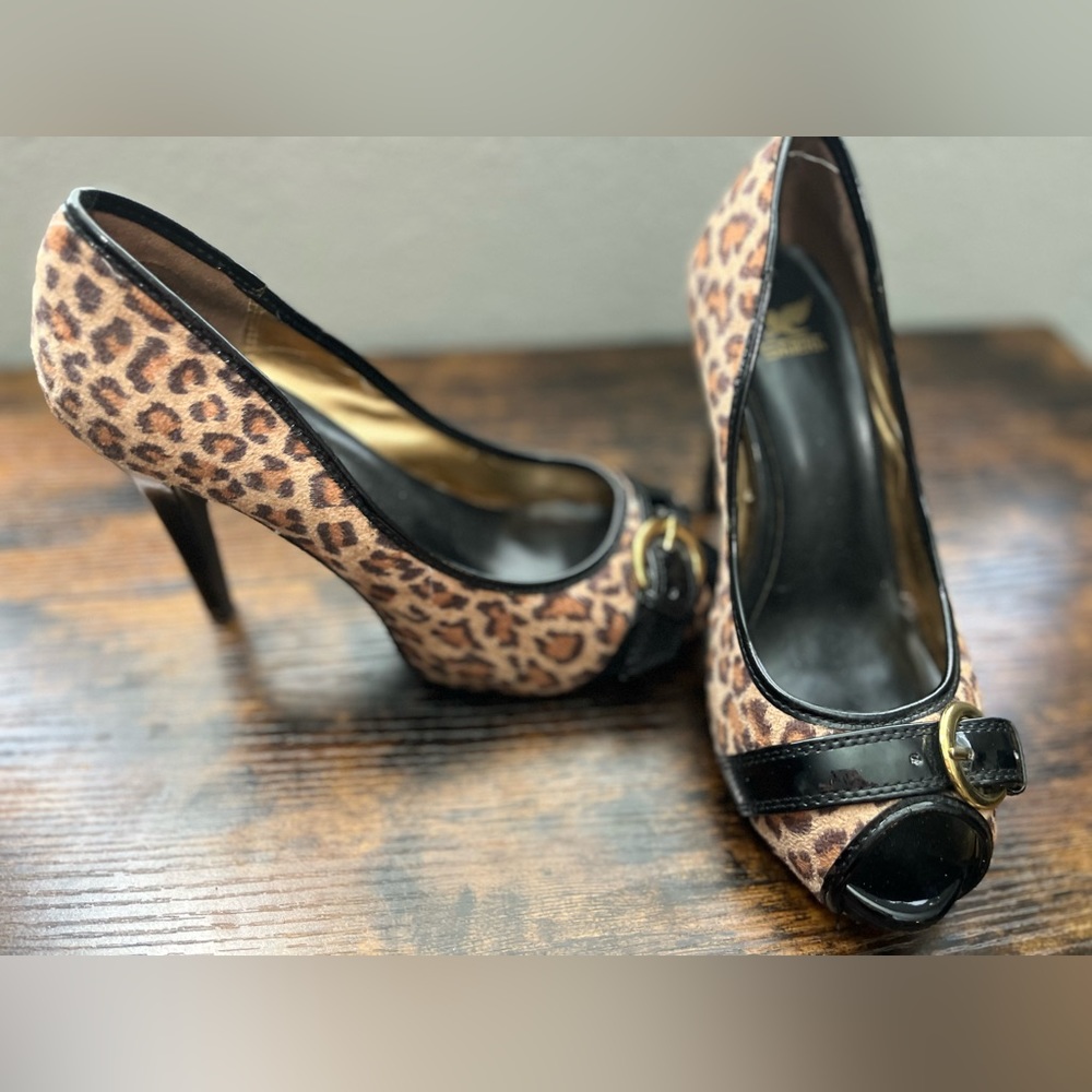 Leapord print buckle heel